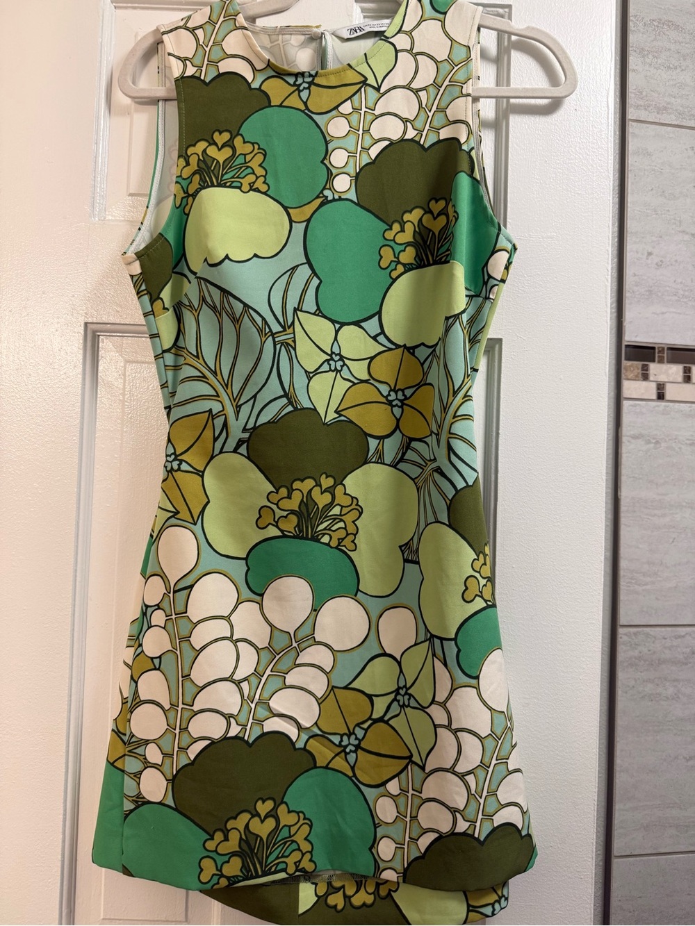 Zara Fall Sleeveless Floral Shift Dress in Green Print With Back Cut Out, Sz XS
